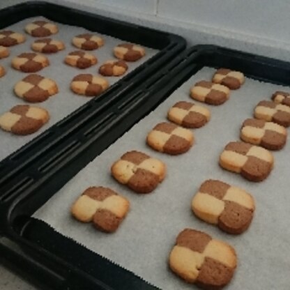 子供が急にクッキー作りたいと言い出したので、参考にさせて頂きました(*^^*)
サクッとしていて美味しかったです！